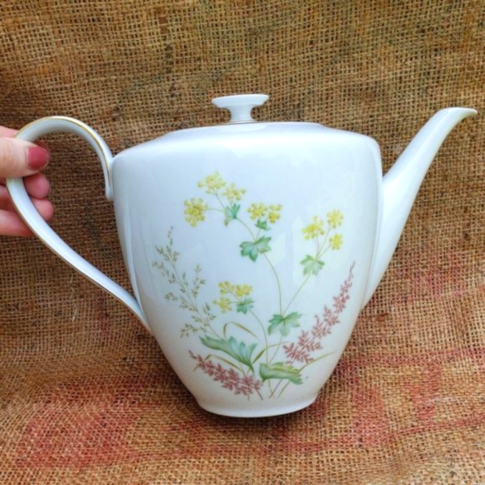 Heinrich & Co. Selb Bavaria Porcelain Teapot Favorit
